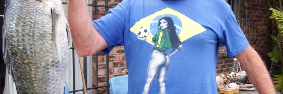 Bennie Walker van De Kelders spog hier met sy yslike Steenbras (7kg) wat hy op 31 Oktober 2015 by Die Plaat, De Kelders (Galjoensbank) met prawns gevang het. Bennie sÃª hy het in die verlede al etlike Steenbras-knewels daar gevang.